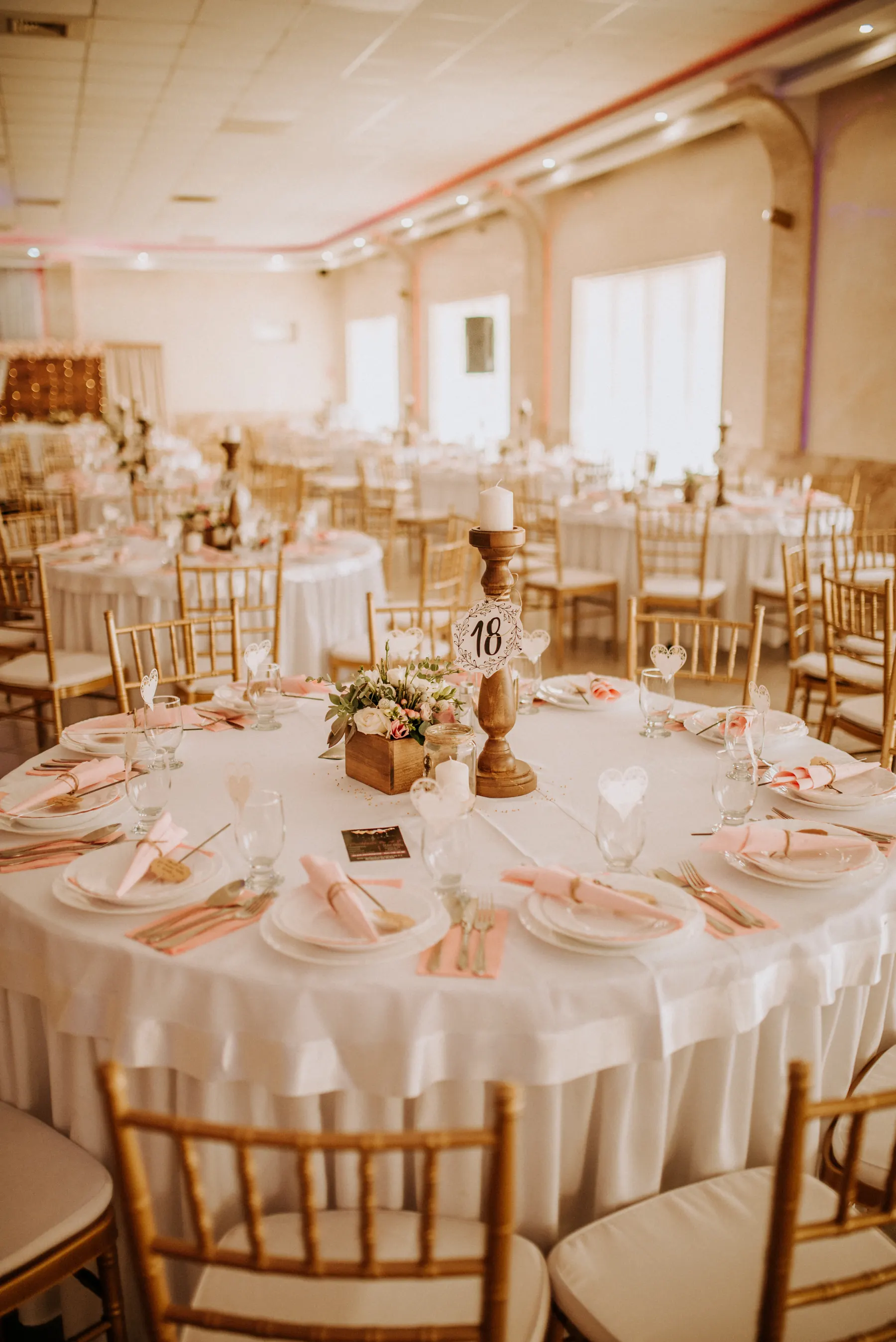 Montaje elegante de una recepción de boda